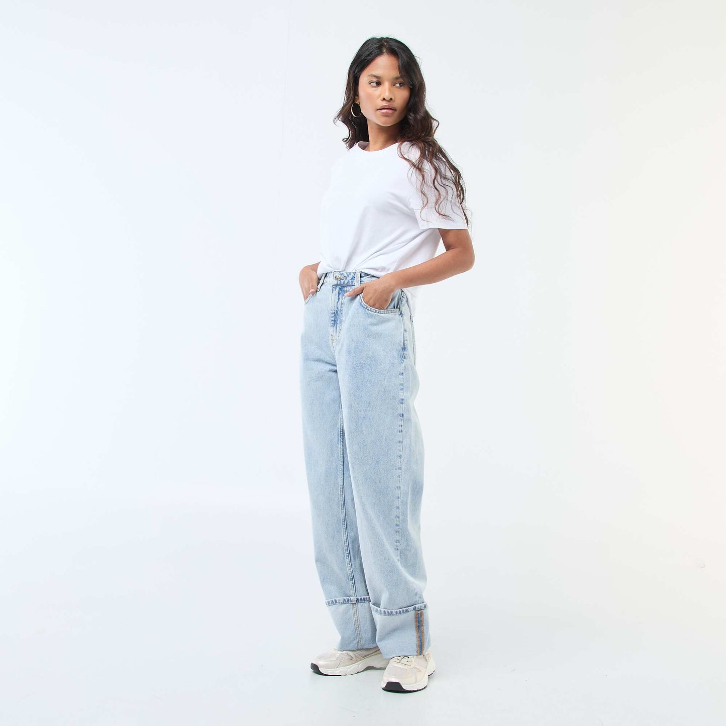 Jean regular / talle estándar con bajos anchos AZUL