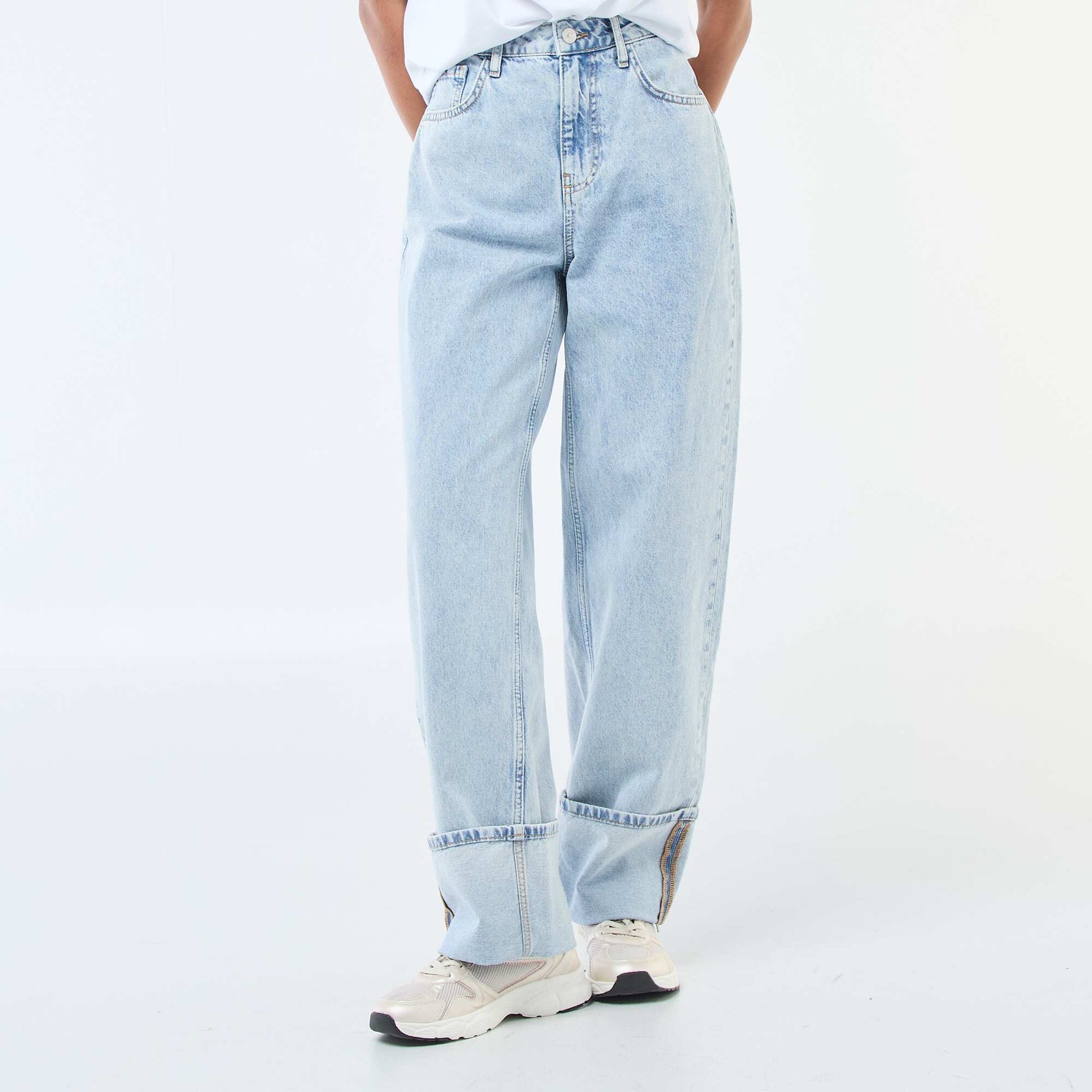 Jean regular / talle estándar con bajos anchos AZUL
