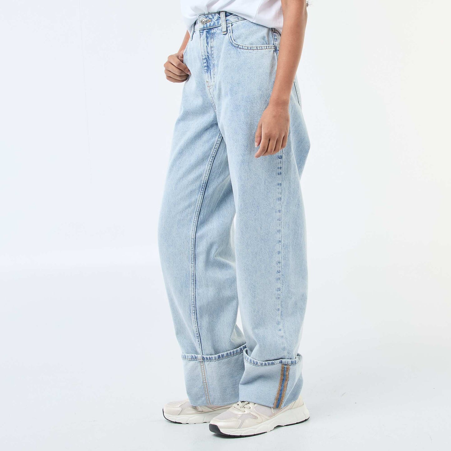 Jean regular / talle estándar con bajos anchos AZUL