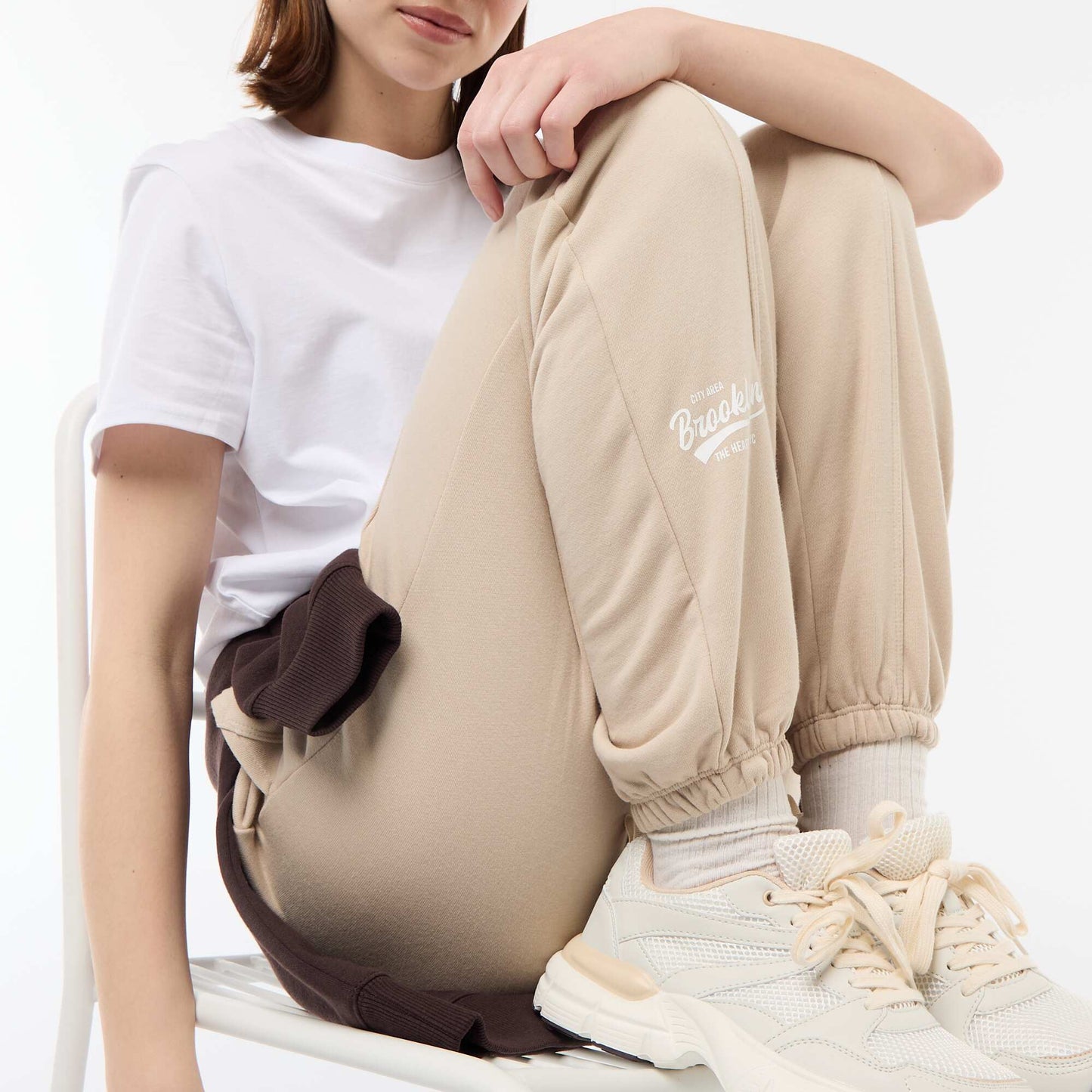 Joggers corte barrel de algodón liso BEIGE