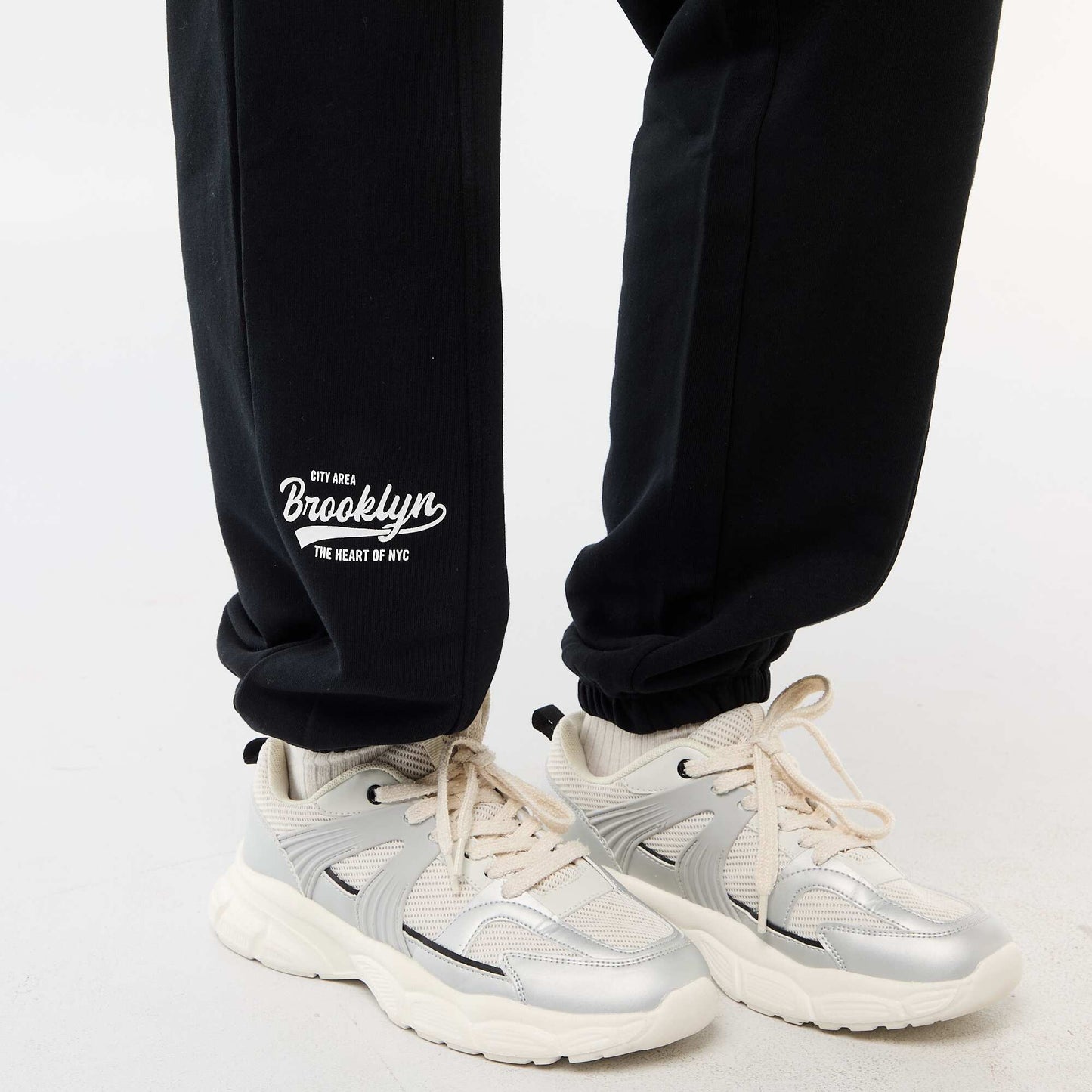 Joggers corte barrel de algodón liso NEGRO