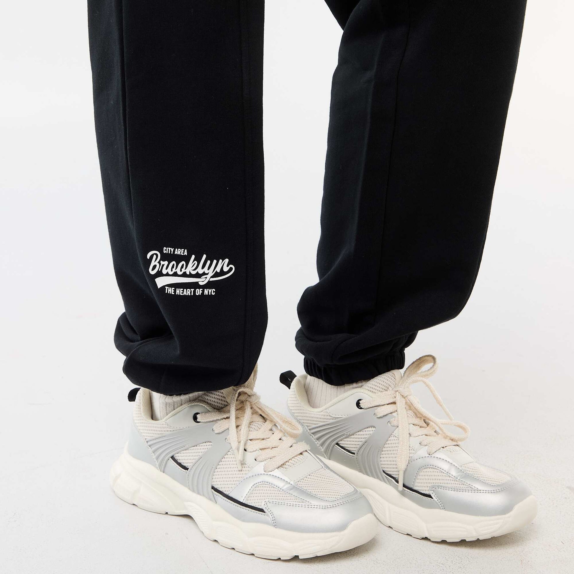 Joggers corte barrel de algodón liso NEGRO