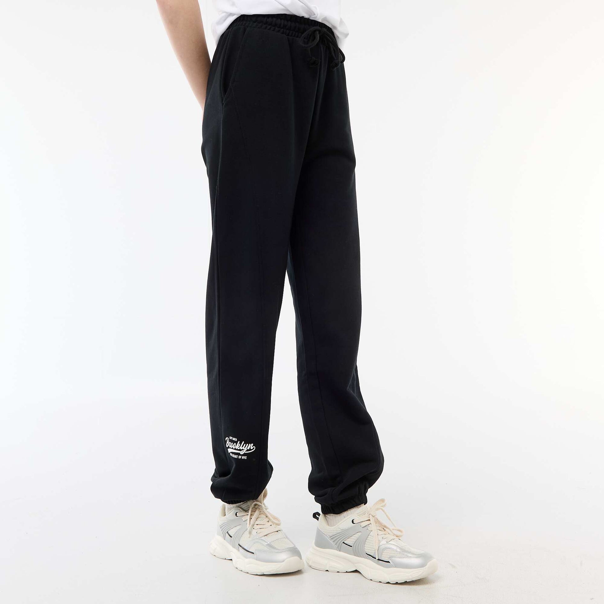 Joggers corte barrel de algodón liso NEGRO
