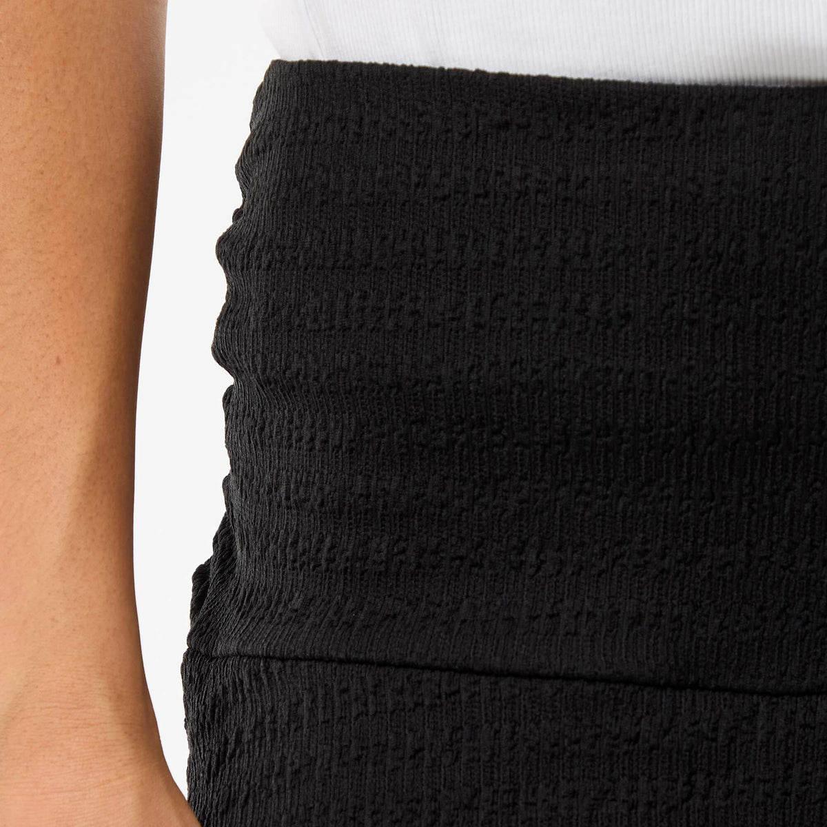 Falda corta con volantes de punto crinkle NEGRO