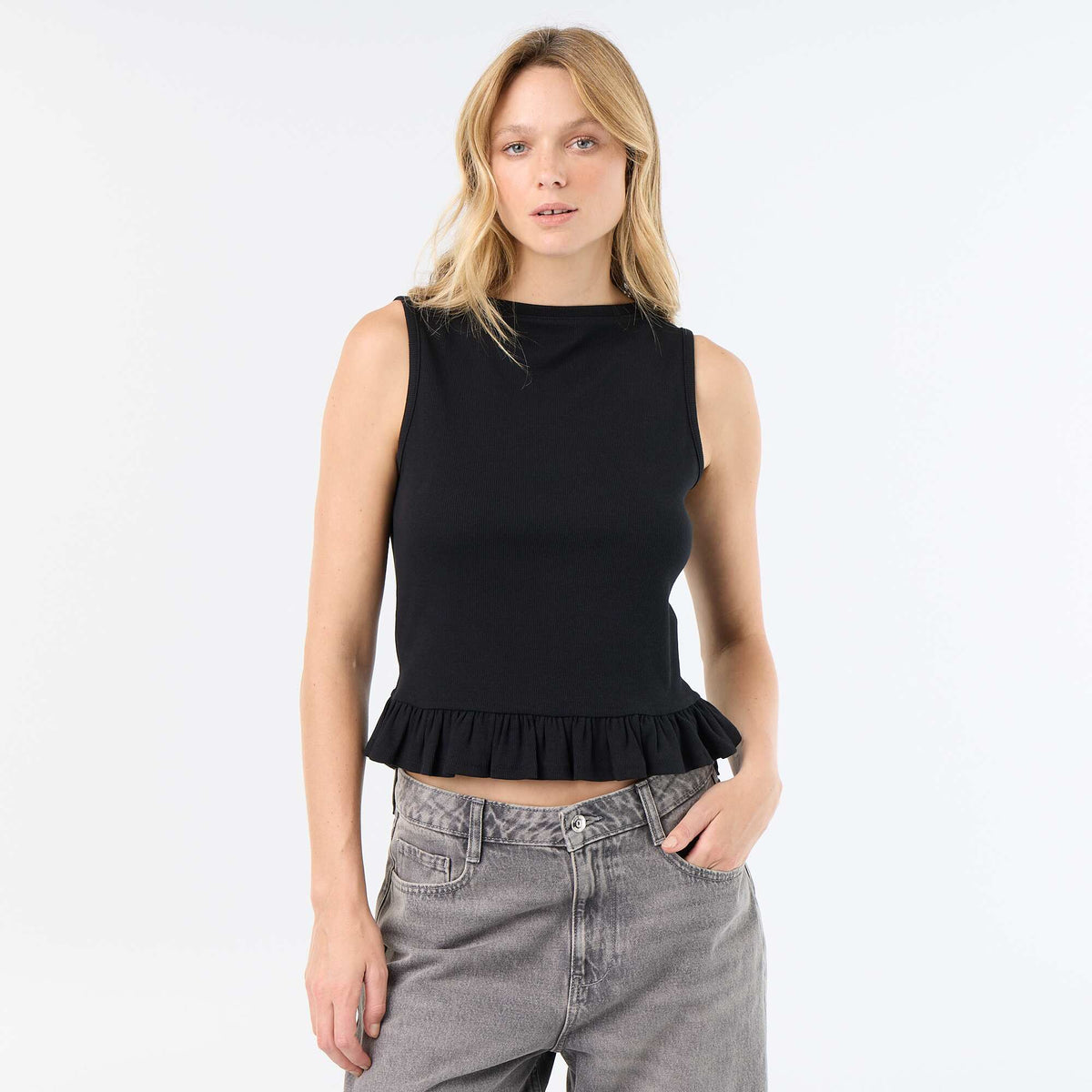 Top de tirantes con escote barco y bajo con volante NEGRO