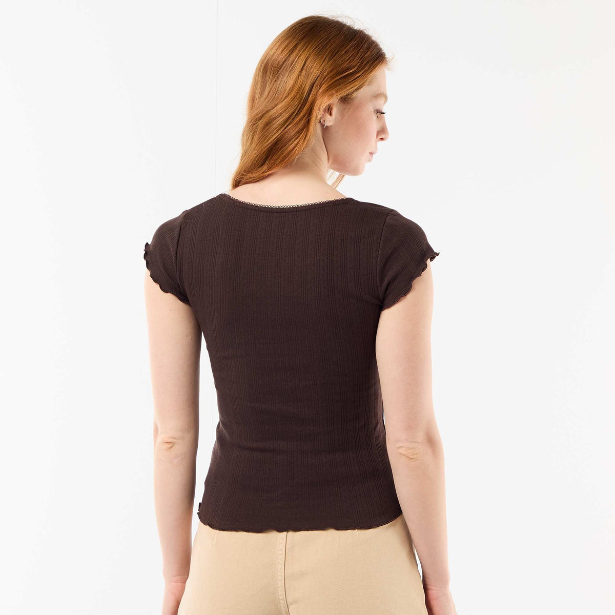 Camiseta acanalada de manga corta con mangas con volantes MARRON