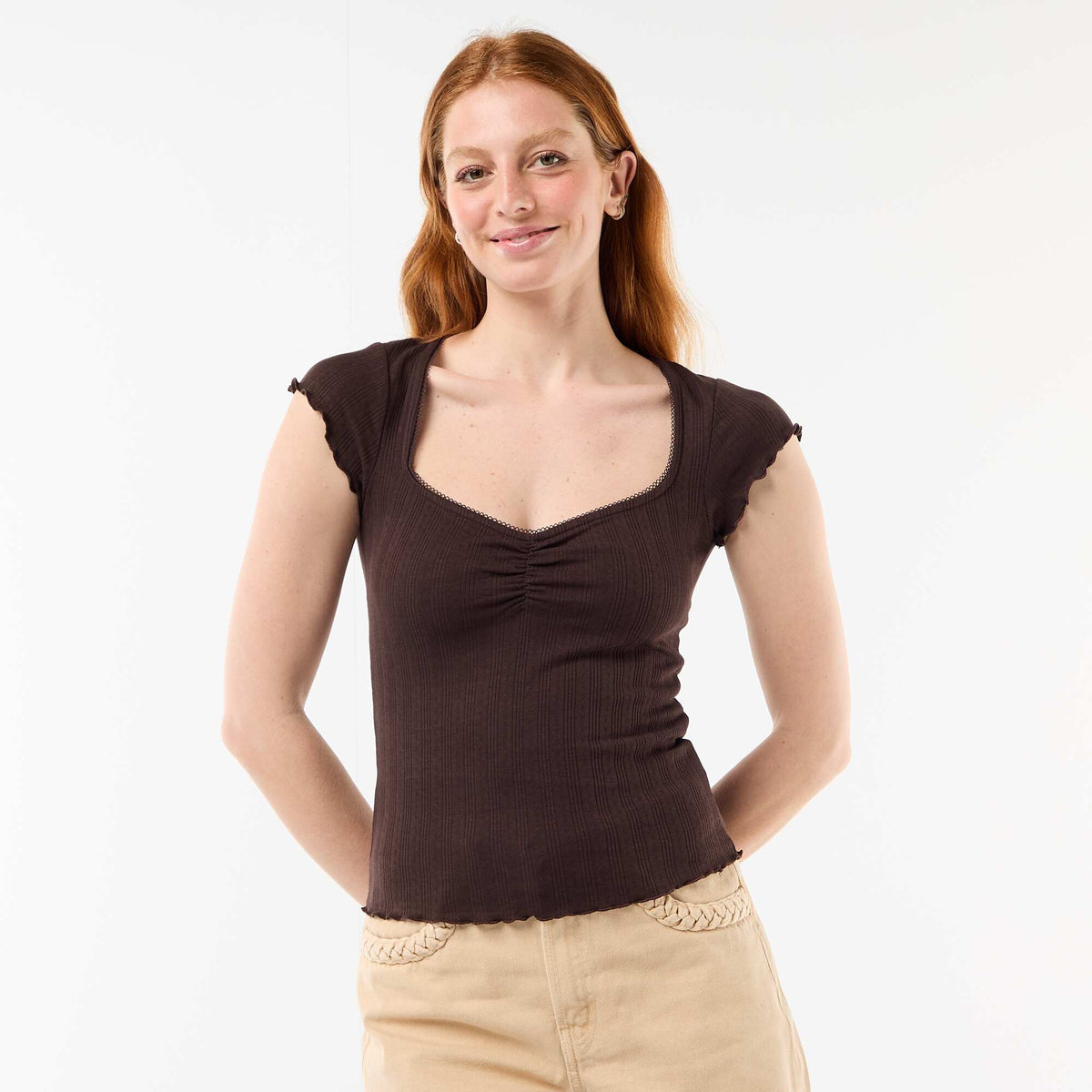 Camiseta acanalada de manga corta con mangas con volantes MARRON