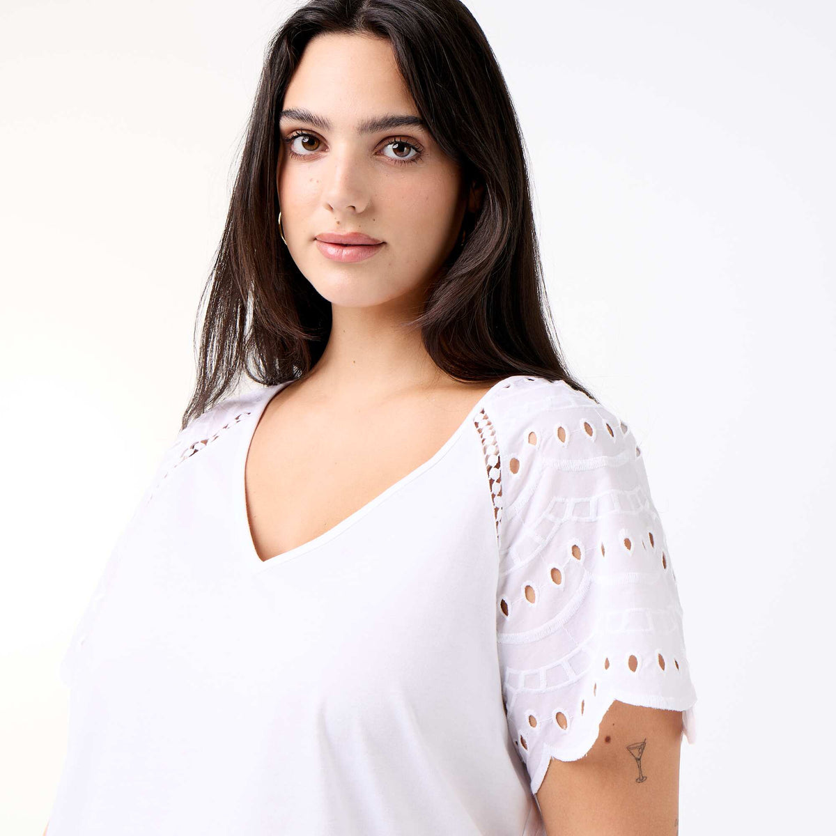Camiseta lisa con bordados en las mangas BLANCO