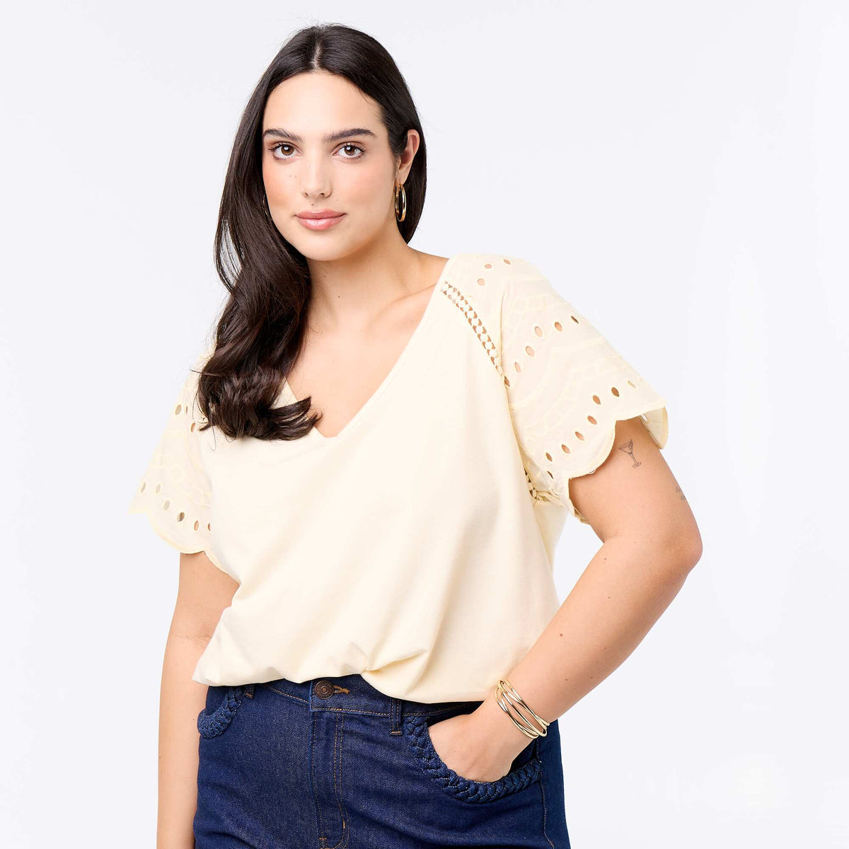 Camiseta lisa con bordados en las mangas BEIGE