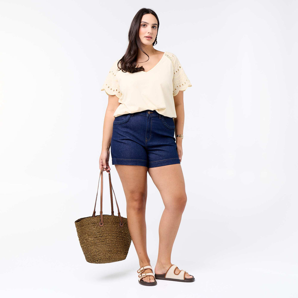 Camiseta lisa con bordados en las mangas BEIGE
