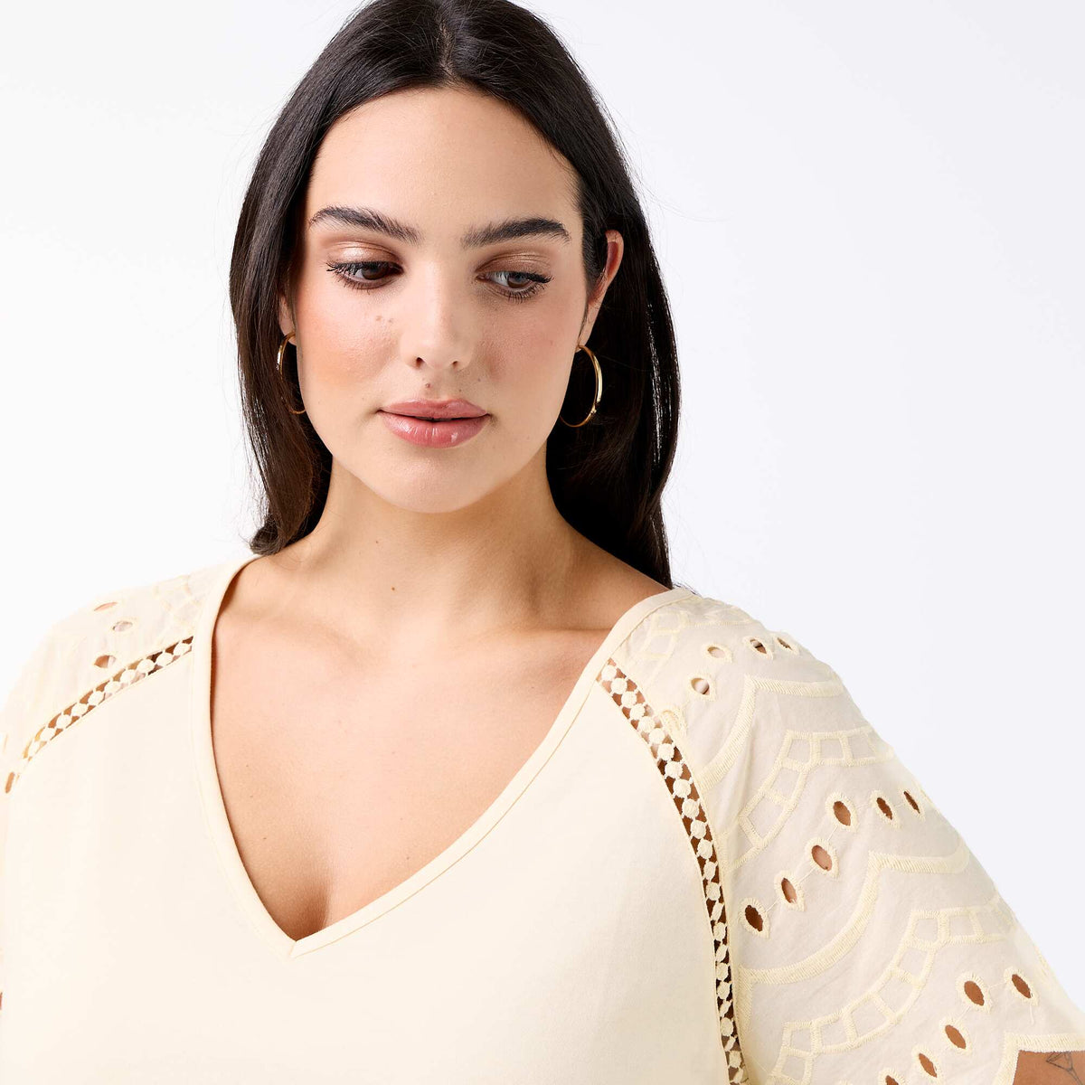 Camiseta lisa con bordados en las mangas BEIGE