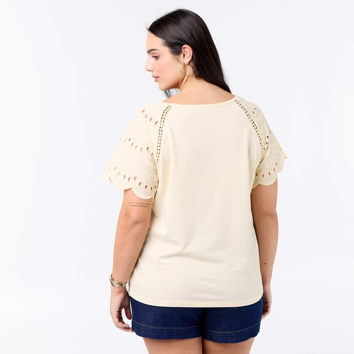 Camiseta lisa con bordados en las mangas BEIGE