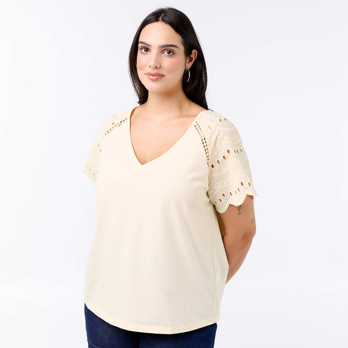 Camiseta lisa con bordados en las mangas BEIGE
