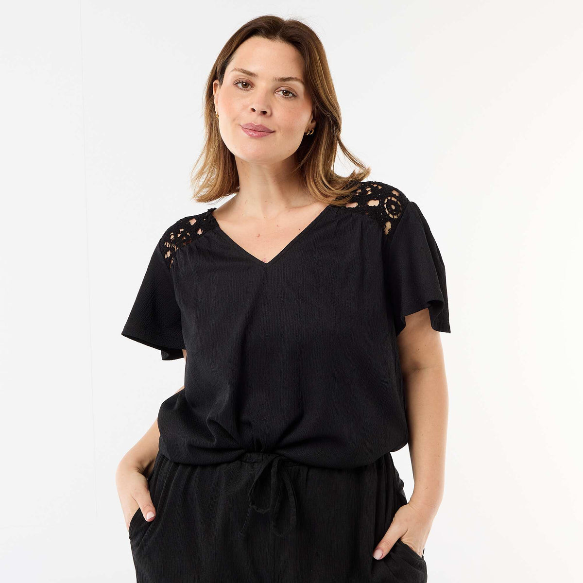 Camiseta de punto crepé y macramé NEGRO