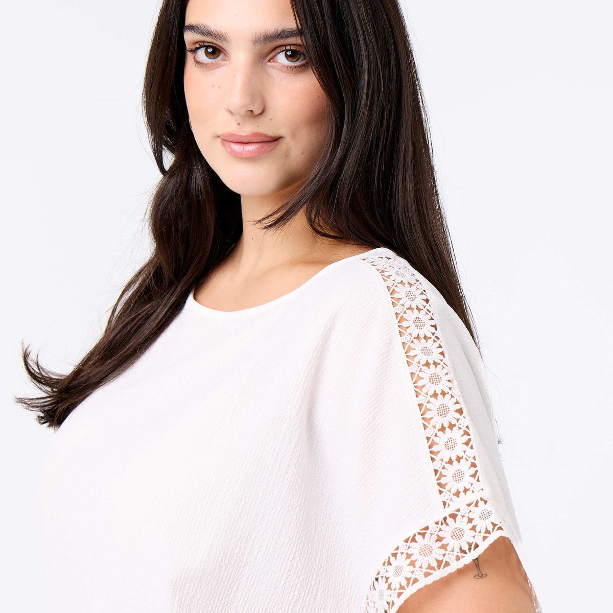 Camiseta lisa con bordado y macramé en las mangas BLANCO