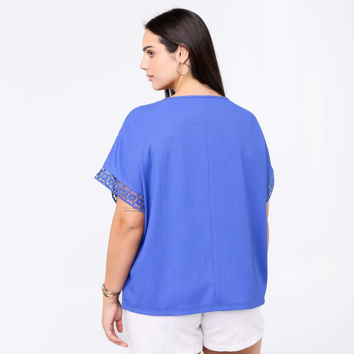 Camiseta lisa con bordado y macramé en las mangas AZUL