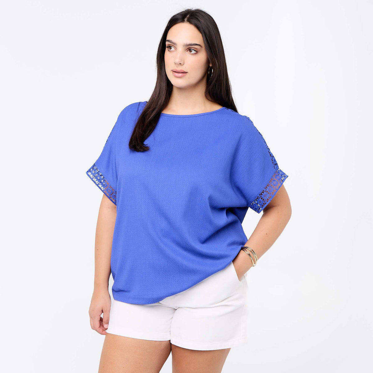 Camiseta lisa con bordado y macramé en las mangas AZUL