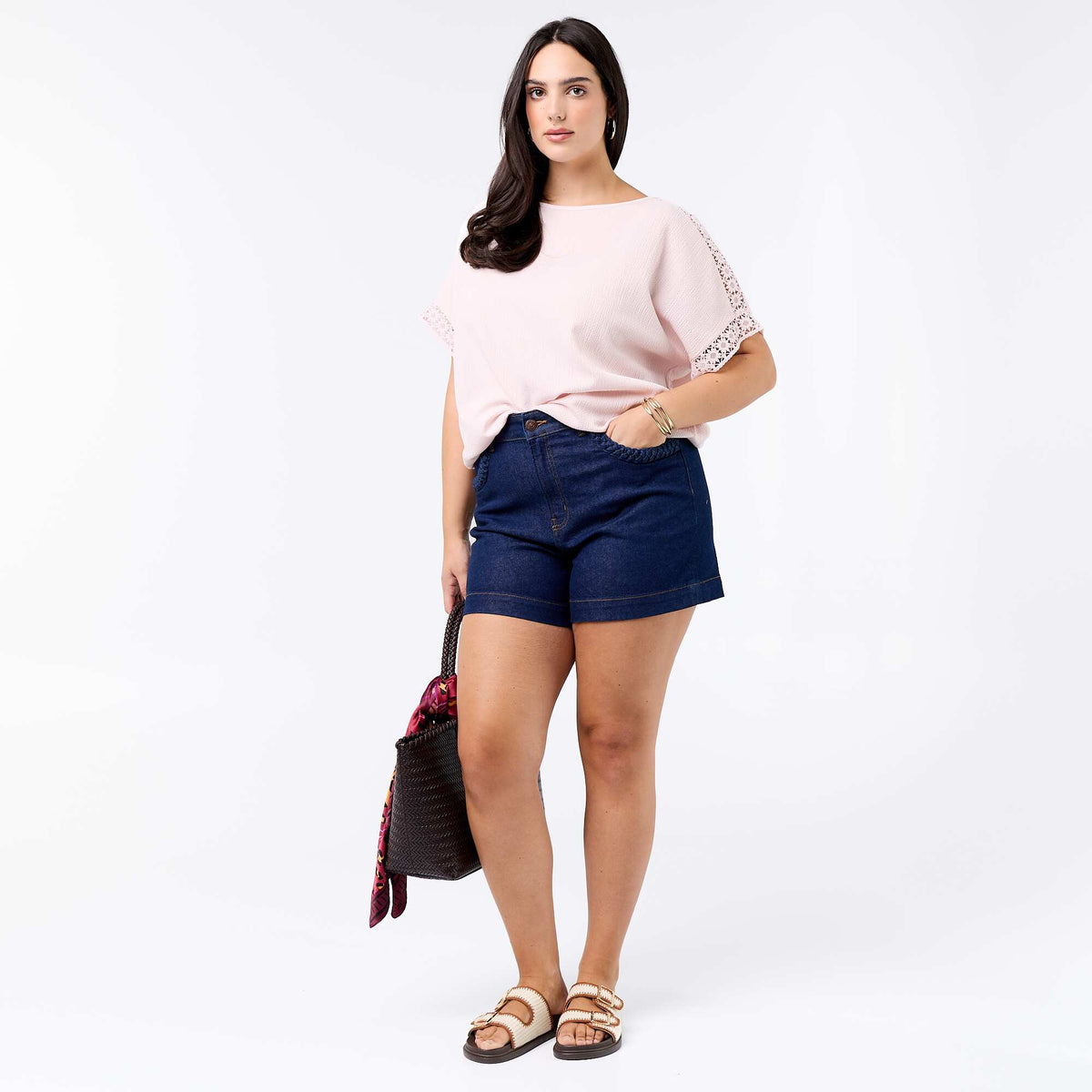 Camiseta lisa con bordado y macramé en las mangas ROSA