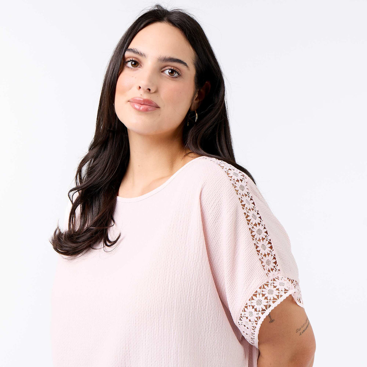 Camiseta lisa con bordado y macramé en las mangas ROSA