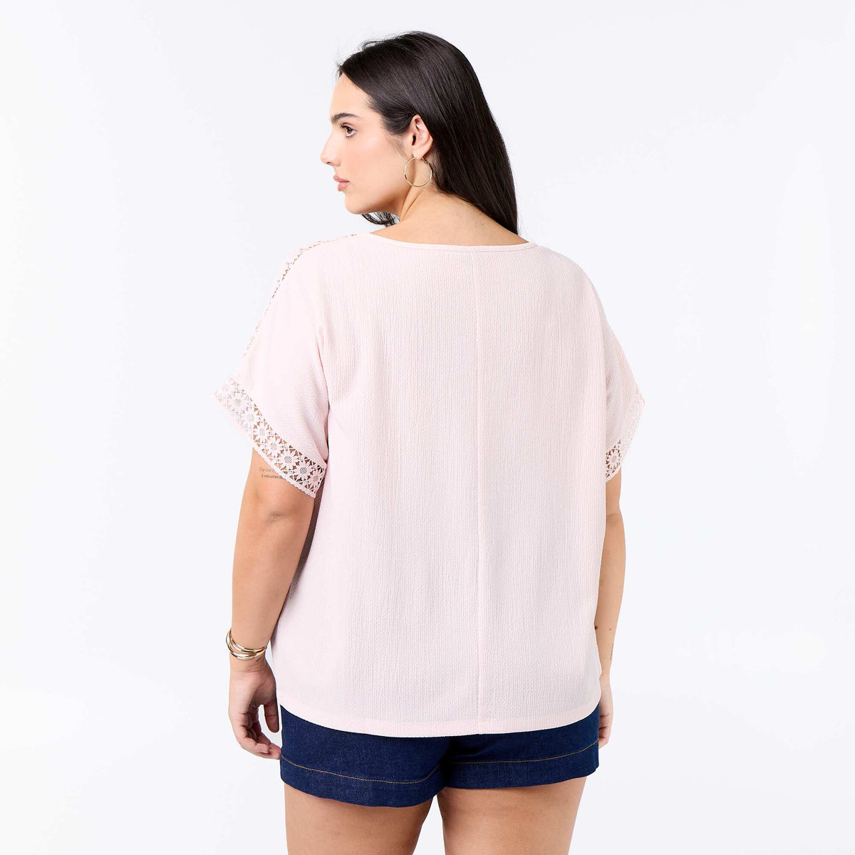 Camiseta lisa con bordado y macramé en las mangas ROSA