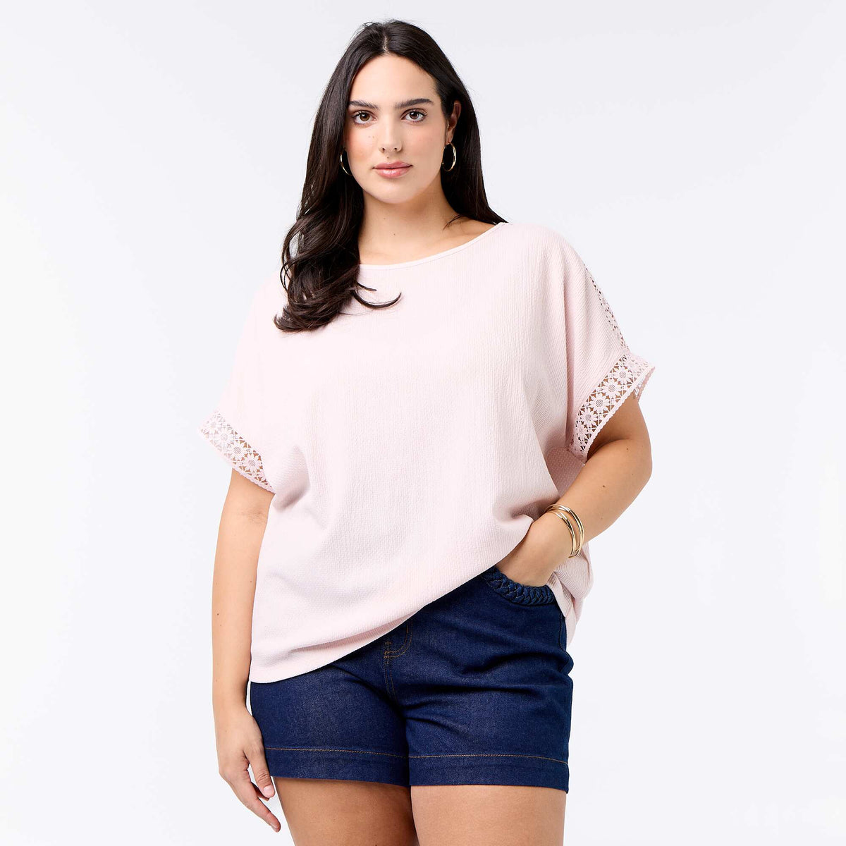 Camiseta lisa con bordado y macramé en las mangas ROSA