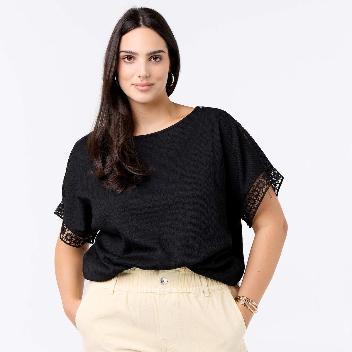 Camiseta lisa con bordado y macramé en las mangas NEGRO
