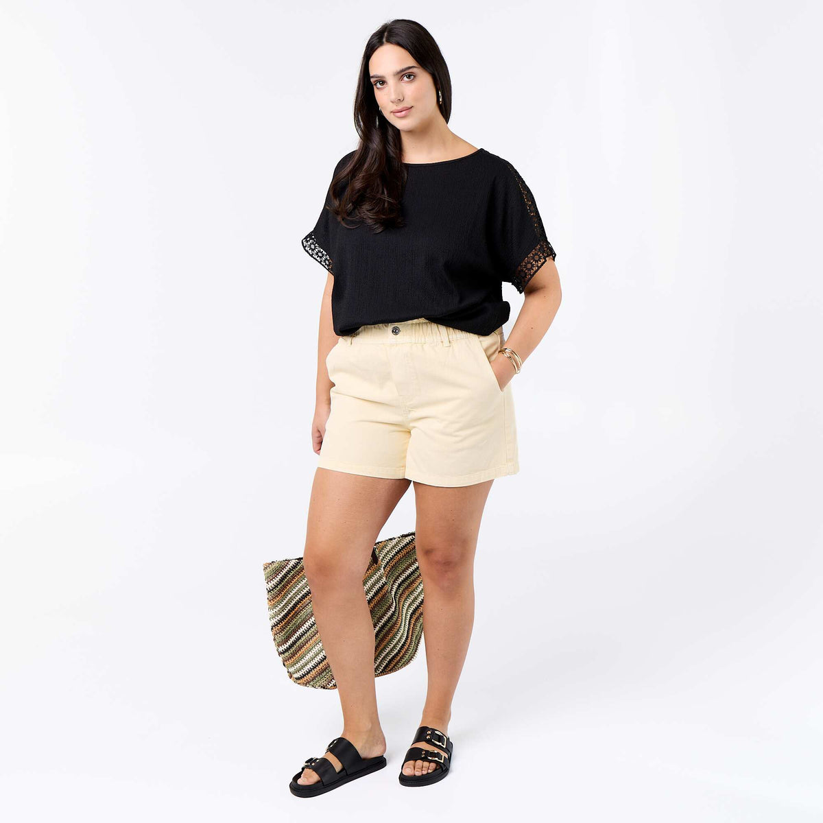 Camiseta lisa con bordado y macramé en las mangas NEGRO