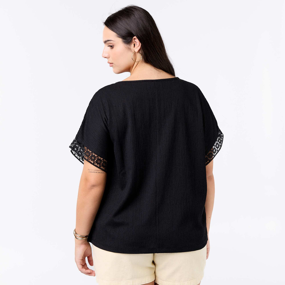Camiseta lisa con bordado y macramé en las mangas NEGRO