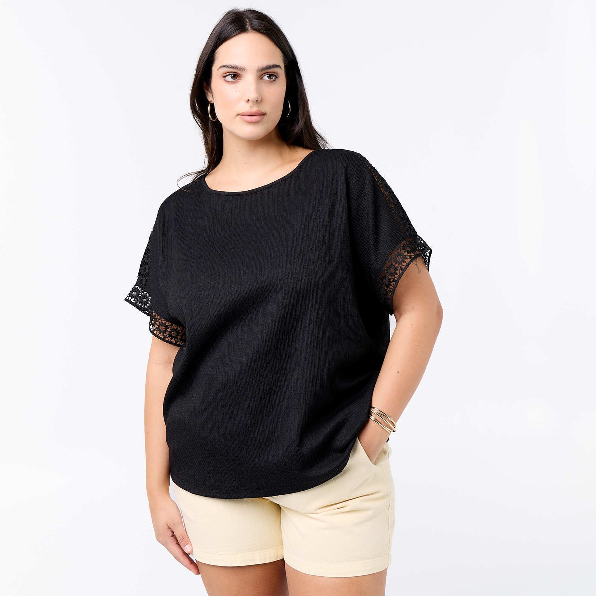 Camiseta lisa con bordado y macramé en las mangas NEGRO
