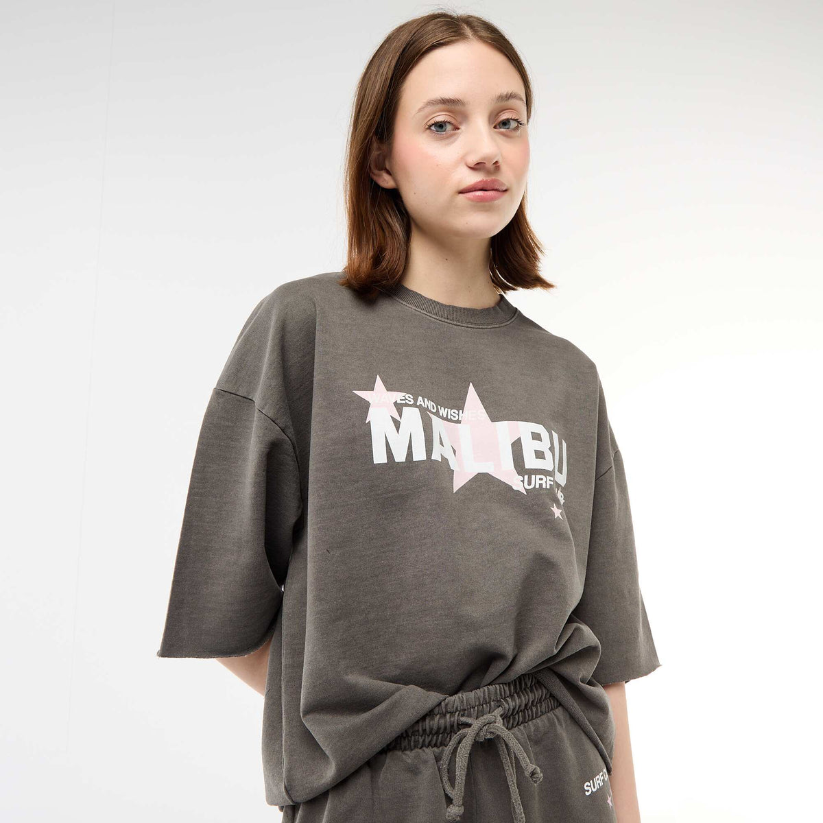 Camiseta oversize con inscripción GRIS
