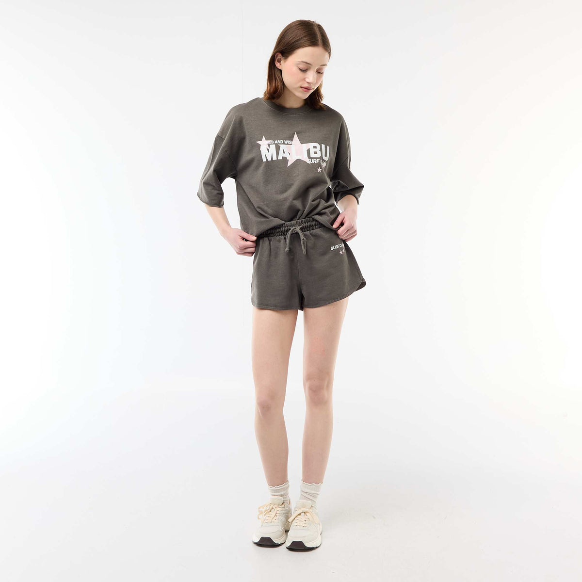 Camiseta oversize con inscripción GRIS
