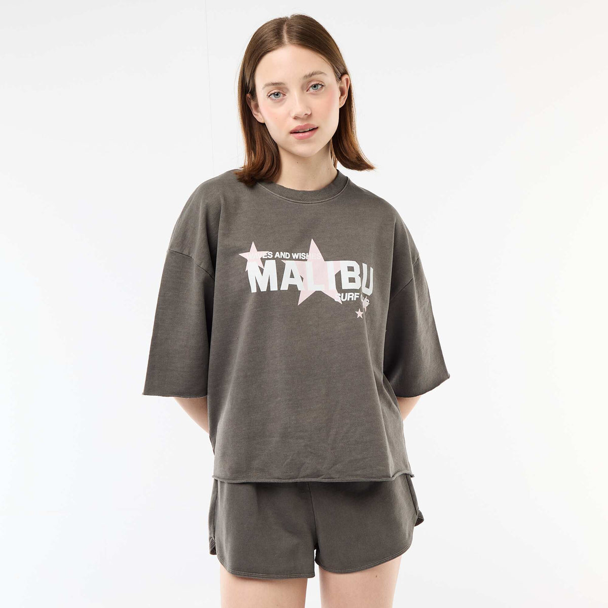 Camiseta oversize con inscripción GRIS