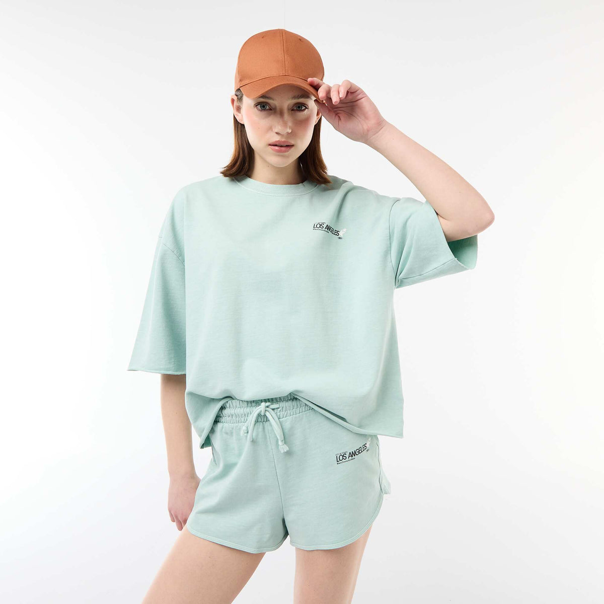 Pantalón corto en felpa con inscripción AZUL