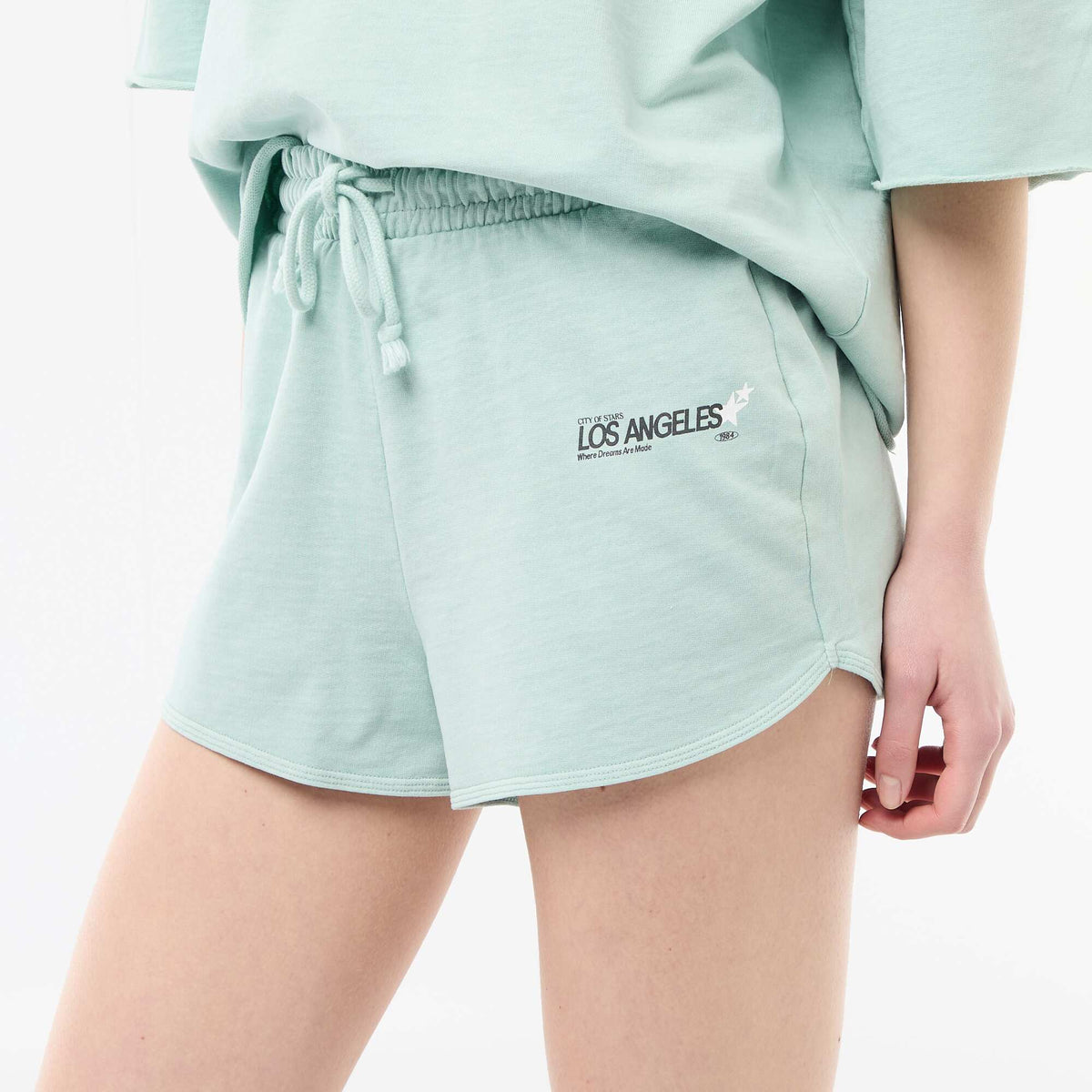 Pantalón corto en felpa con inscripción AZUL