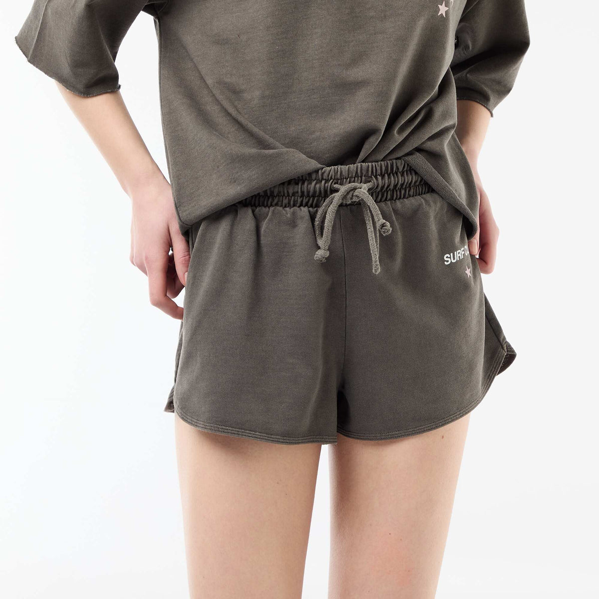Pantalón corto en felpa con inscripción GRIS