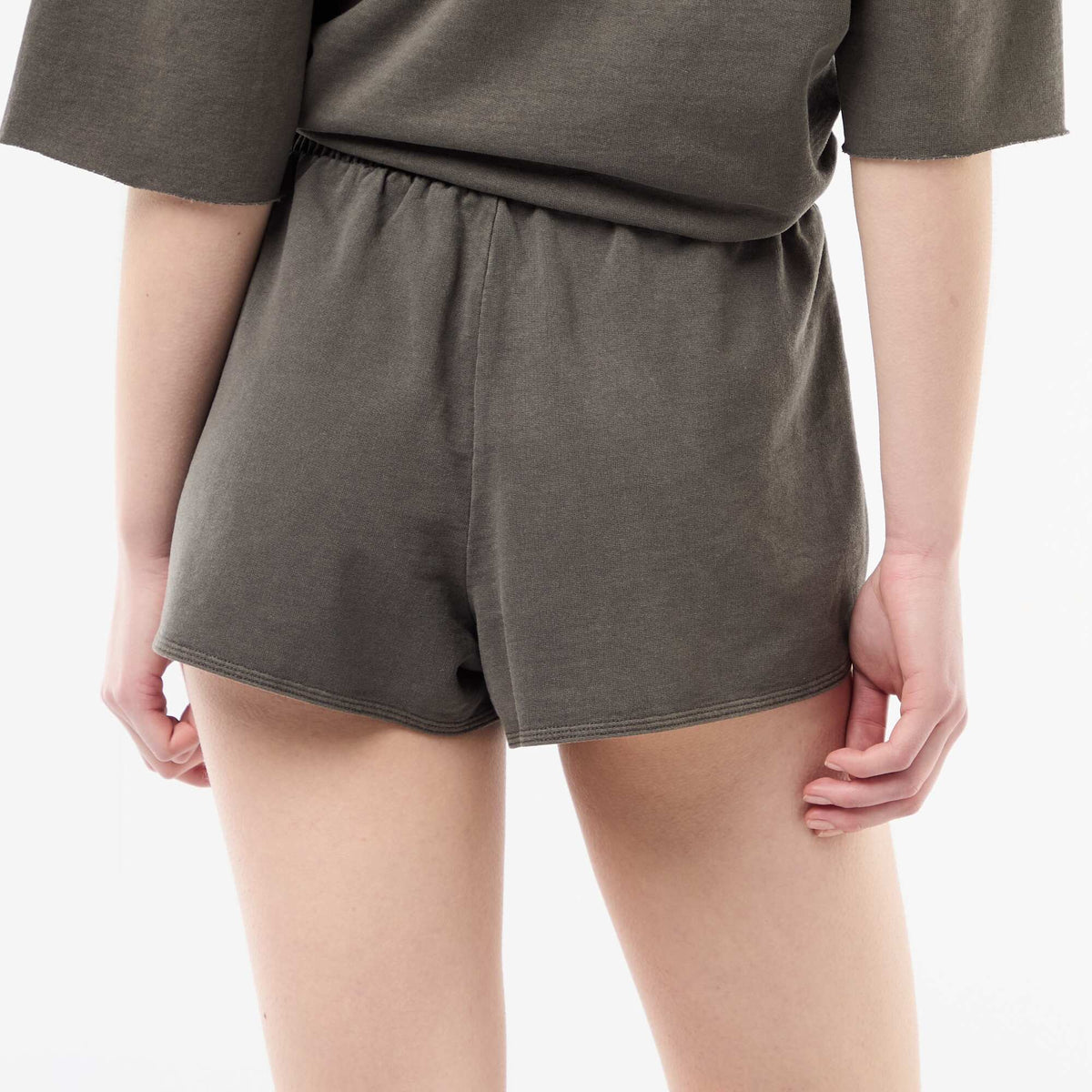 Pantalón corto en felpa con inscripción GRIS