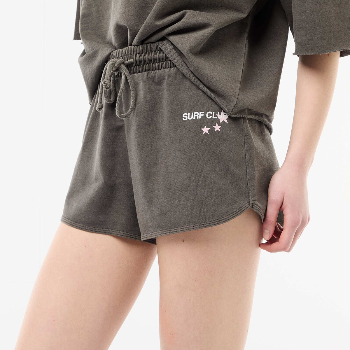 Pantalón corto en felpa con inscripción GRIS