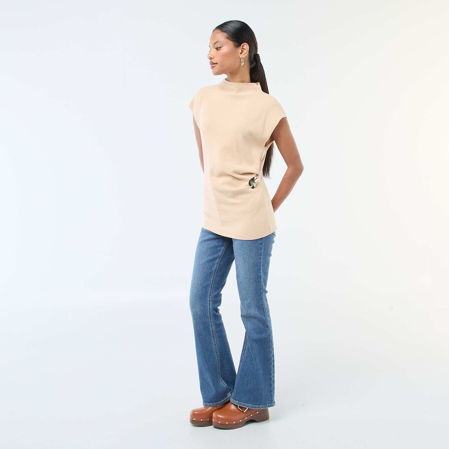 Sweater sin mangas con cuello alto BEIGE