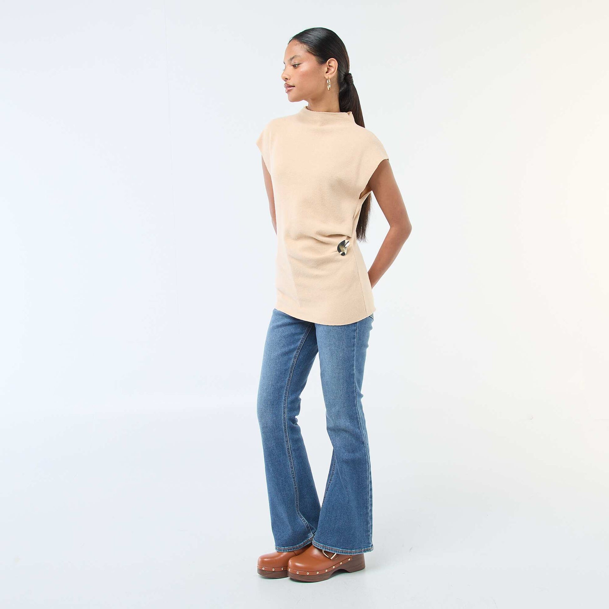 Sweater sin mangas con cuello alto BEIGE