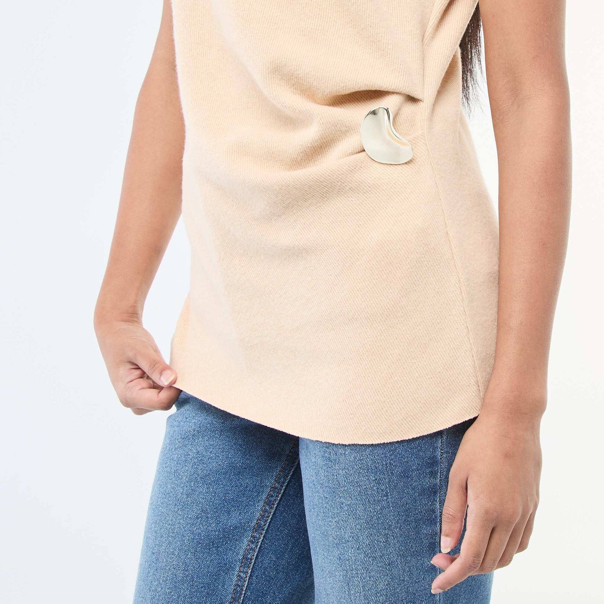 Sweater sin mangas con cuello alto BEIGE