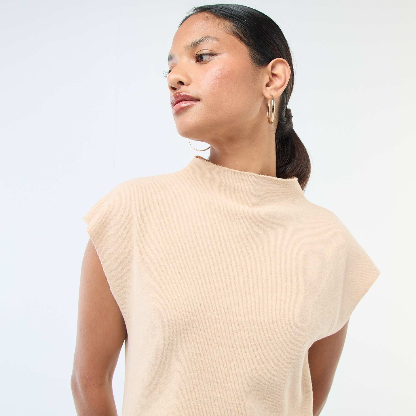 Sweater sin mangas con cuello alto BEIGE