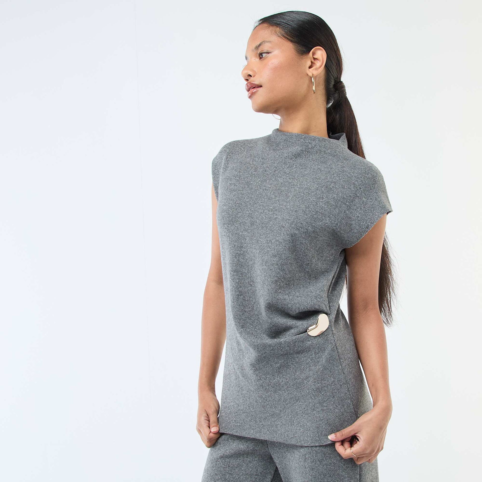 Sweater sin mangas con cuello alto GRIS