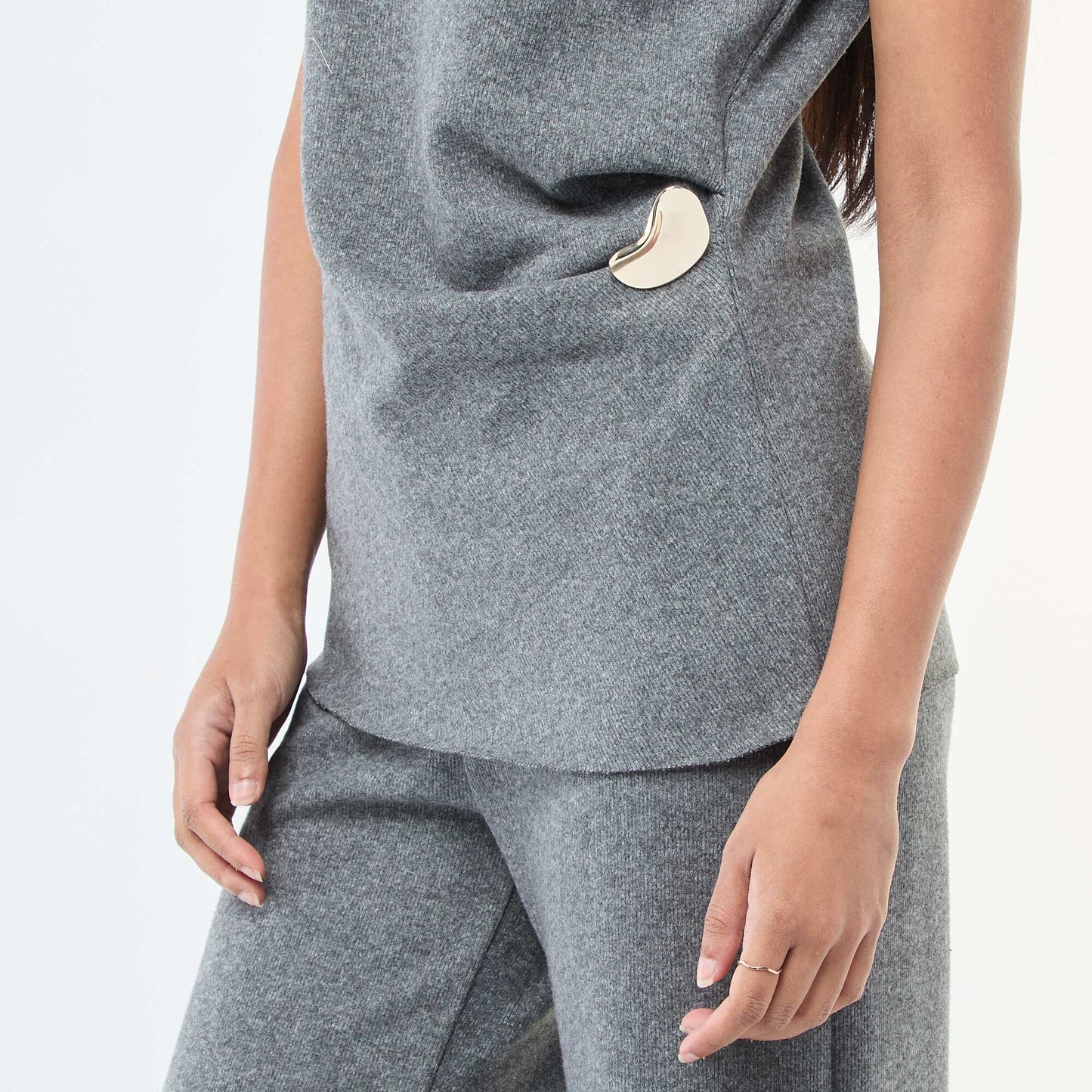 Sweater sin mangas con cuello alto GRIS