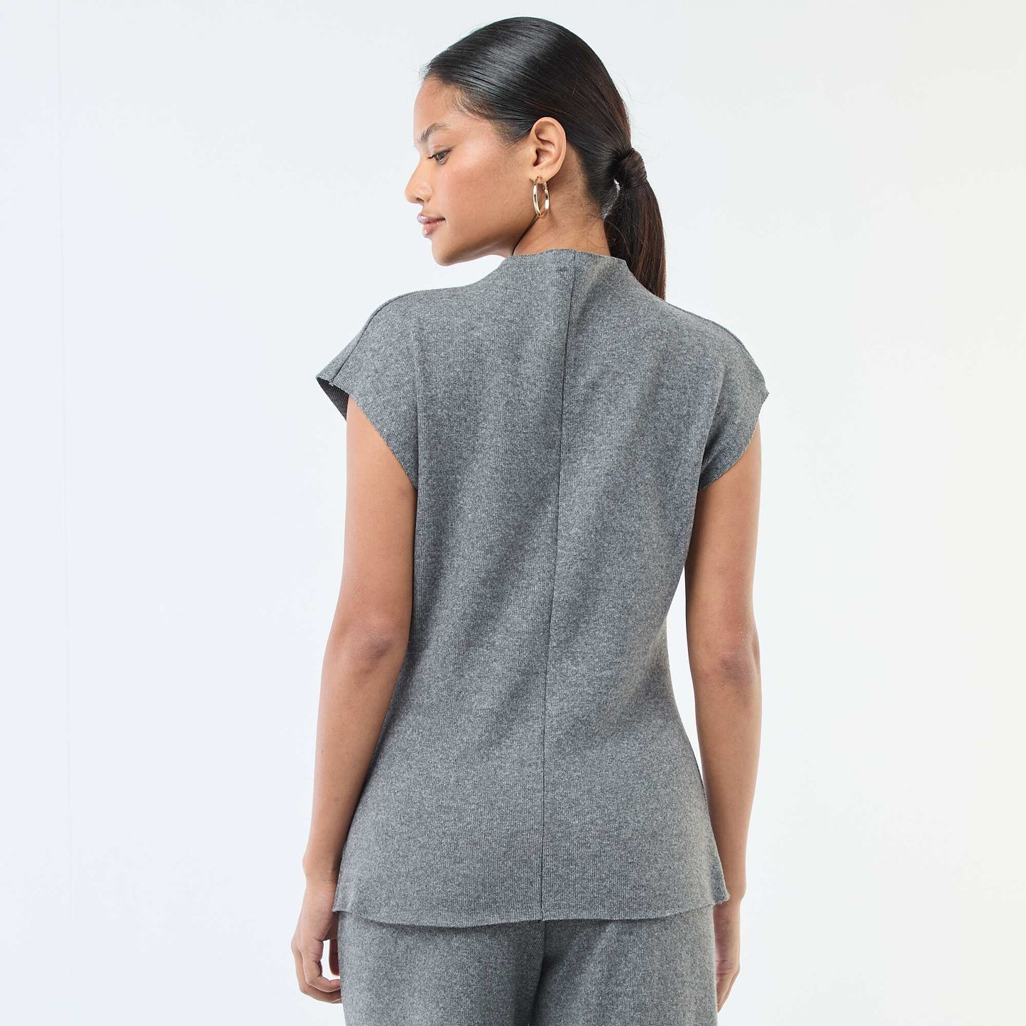 Sweater sin mangas con cuello alto GRIS