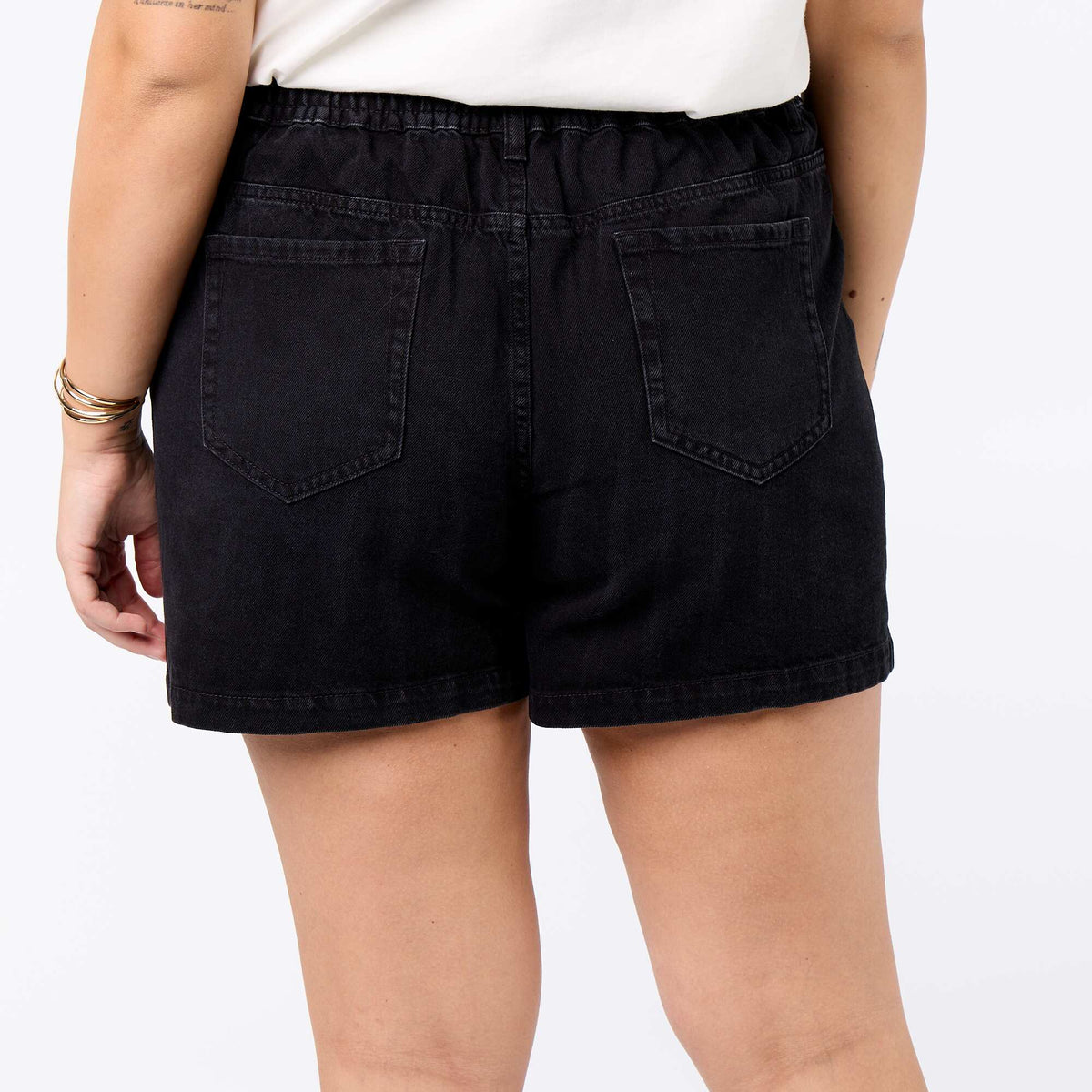 Pantalón corto jean con bolsillos GRIS