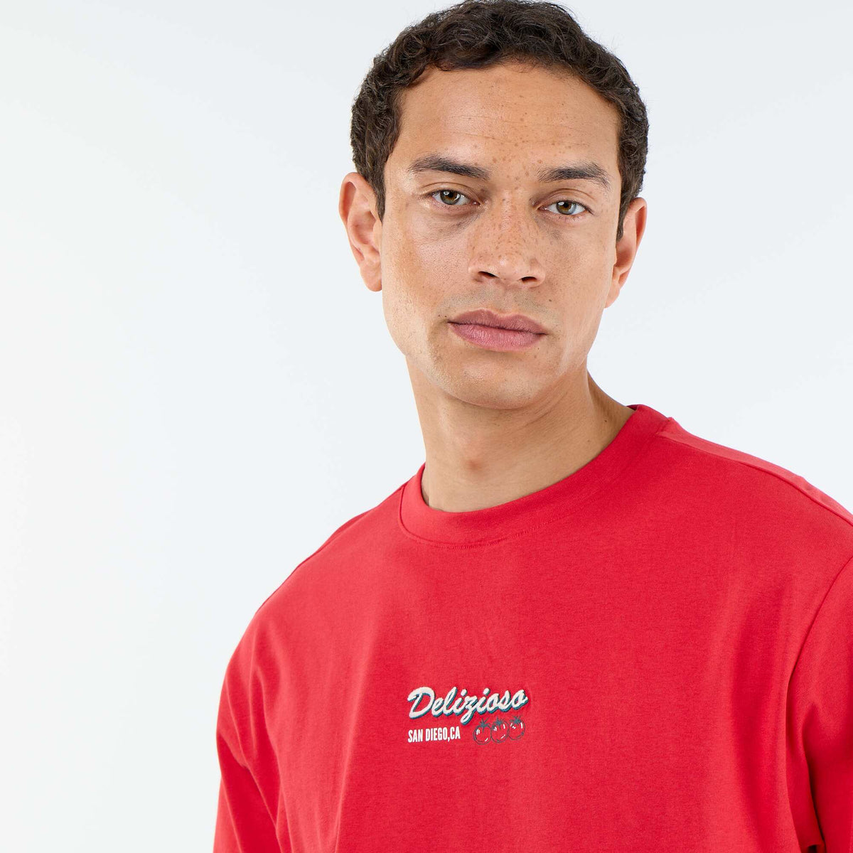 Camiseta de manga corta con estampados y bordados por delante y por detrás ROJO