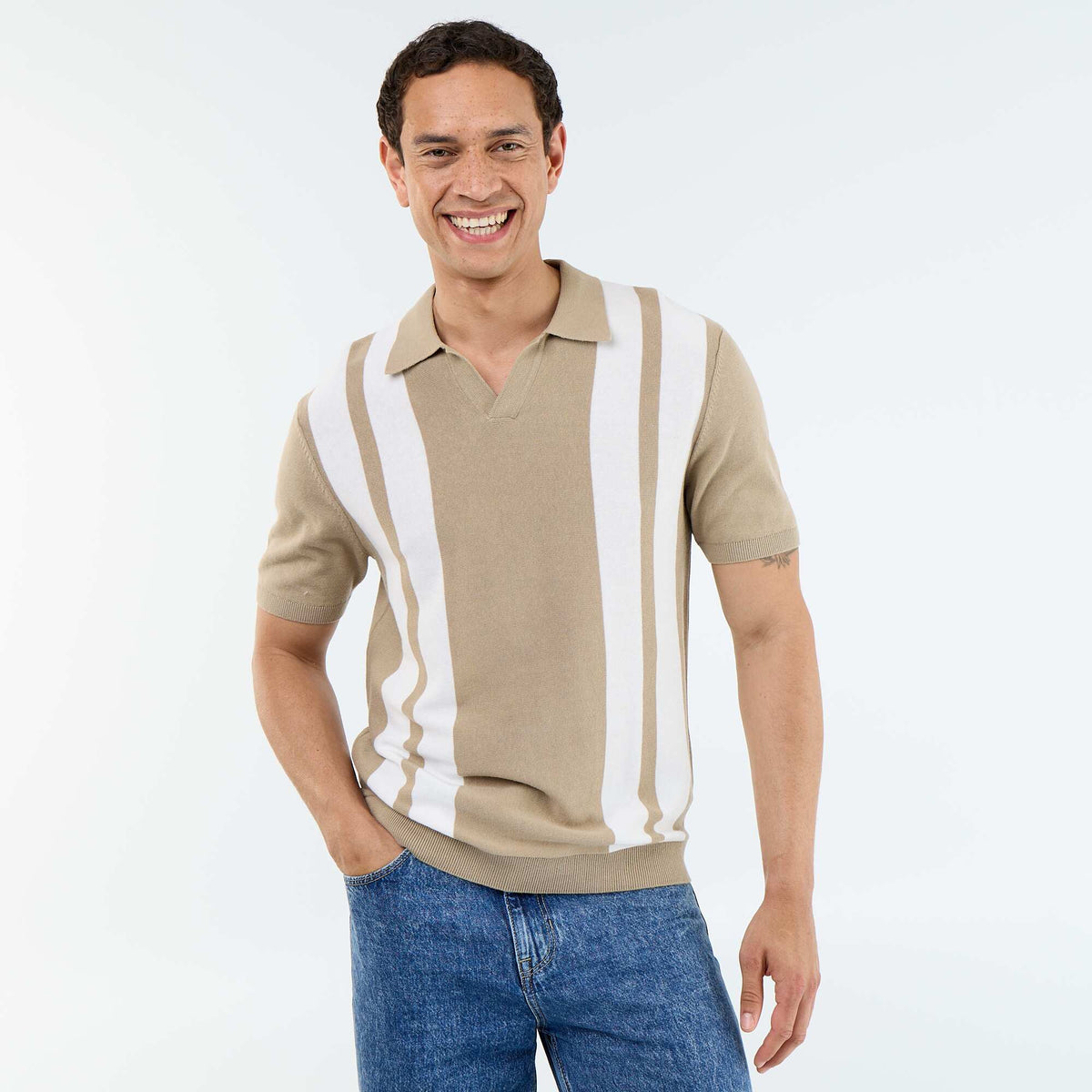 Remera de manga corta con cuello sin botones BEIGE