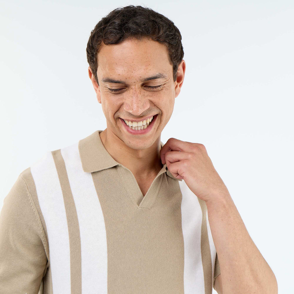 Remera de manga corta con cuello sin botones BEIGE