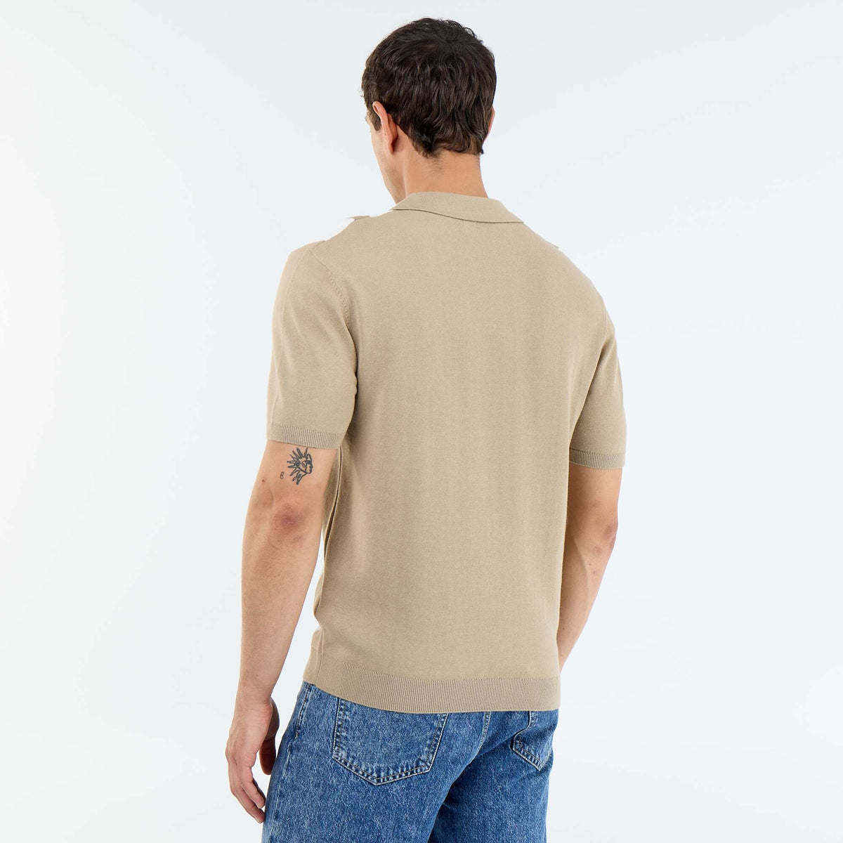 Remera de manga corta con cuello sin botones BEIGE
