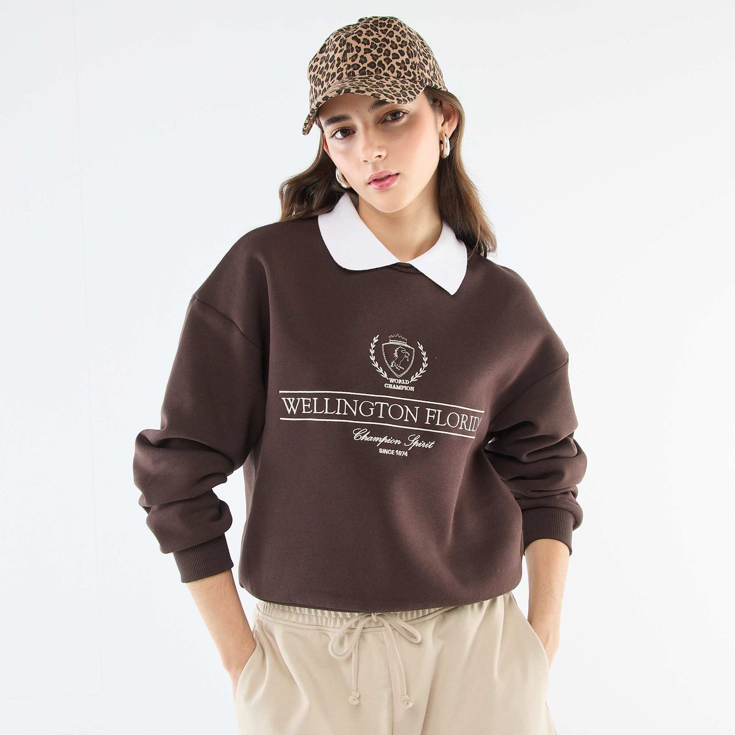 Buzo en tejido felpa con cuello remera MARRON